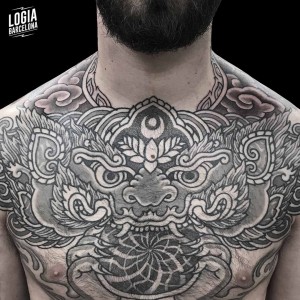 tatuaje_torso_dragon_tradicional_geometrico_logiabarcelona_willian_spindola_